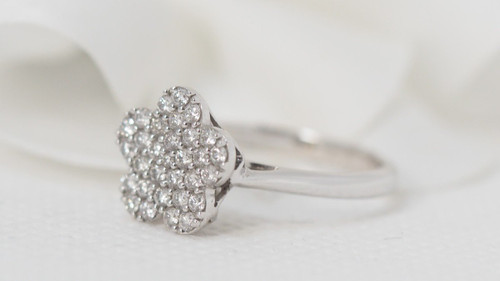 Anello Fiore In Oro Bianco E Diamanti