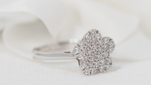 Anello Fiore In Oro Bianco E Diamanti