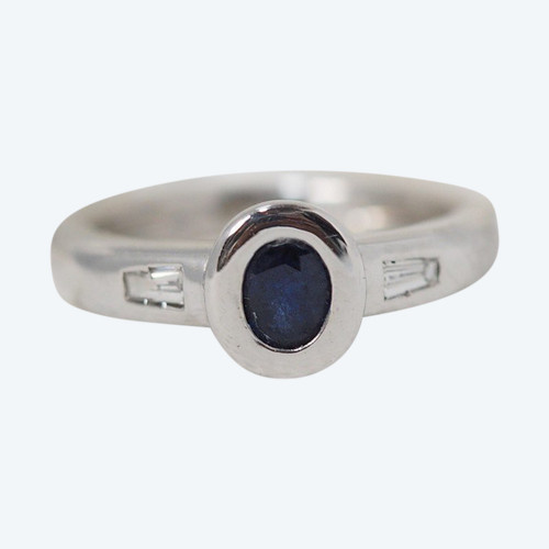 Bague En Or Blanc Serti d'Un Saphir Ovale Et Diamants