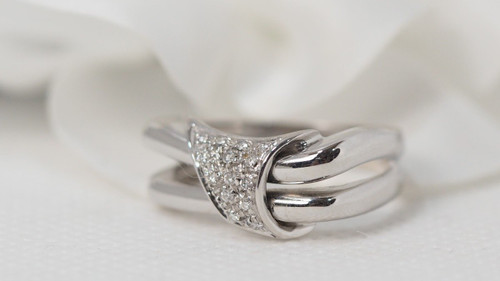 Anello Nodo In Oro Bianco E Diamanti