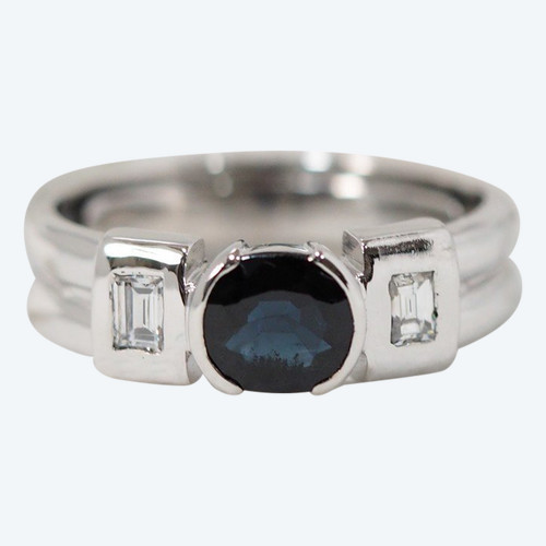 Bague En Or Gris; Saphir Rond Et Diamants Baguettes