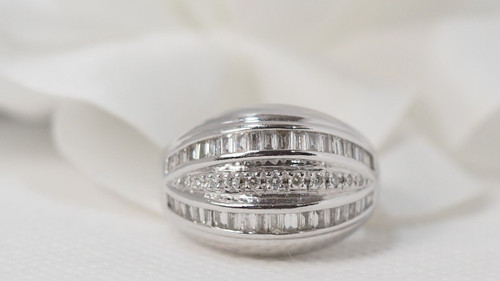 Bague Jonc En Or Gris Sertie De Diamants