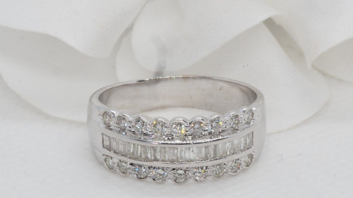 Bague Bandeau En Or Blanc Sertie De Diamants
