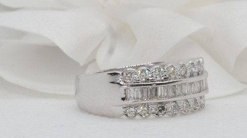Bague Bandeau En Or Blanc Sertie De Diamants