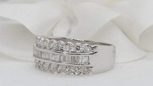 Bague Bandeau En Or Blanc Sertie De Diamants