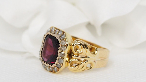Bague En Or Jaune, Grenat  Et diamants taille rose