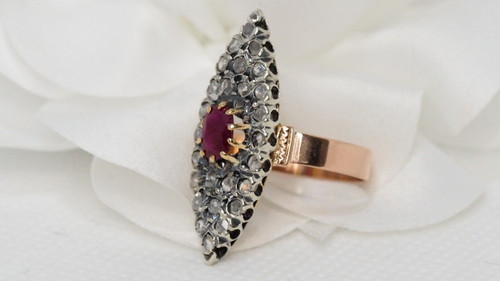 Marquise-Ring aus zweifarbigem Gold, Rubinen und Rosen