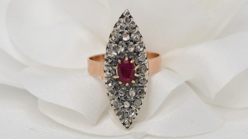 Marquise-Ring aus zweifarbigem Gold, Rubinen und Rosen