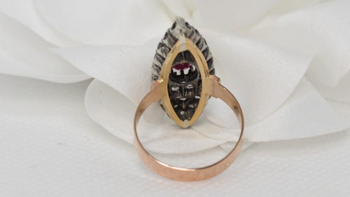 Marquise-Ring aus zweifarbigem Gold, Rubinen und Rosen