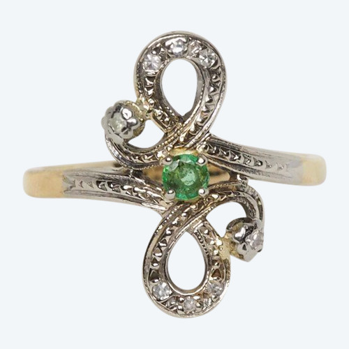 Anello in oro bicolore con uno smeraldo e piccoli diamanti
