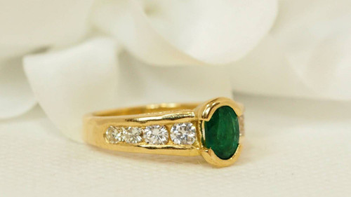 Ring aus Gelbgold, ovaler Smaragd und Diamanten