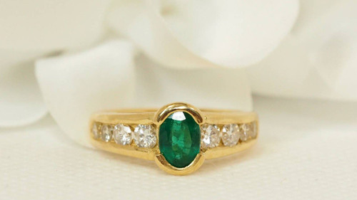 Ring aus Gelbgold, ovaler Smaragd und Diamanten