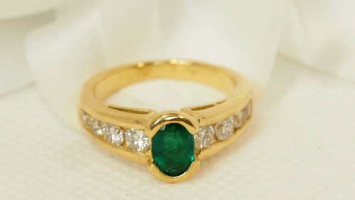 Ring aus Gelbgold, ovaler Smaragd und Diamanten