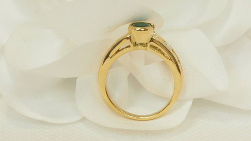 Ring aus Gelbgold, ovaler Smaragd und Diamanten