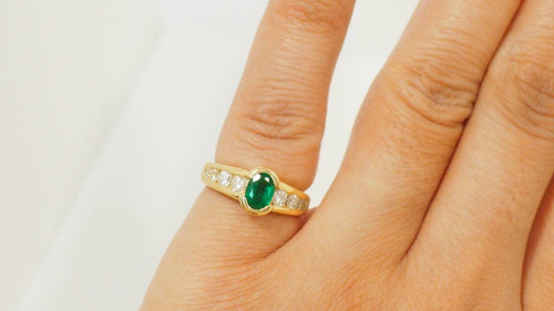 Ring aus Gelbgold, ovaler Smaragd und Diamanten
