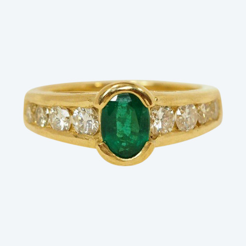 Ring aus Gelbgold, ovaler Smaragd und Diamanten