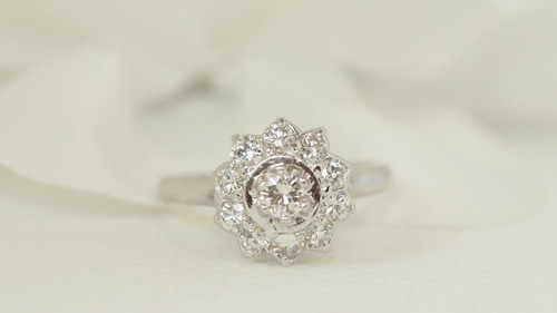 Margeritenring aus Weißgold und Diamanten