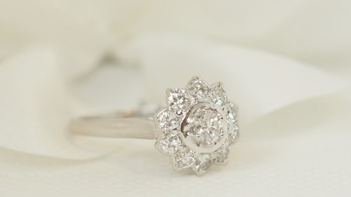 Margeritenring aus Weißgold und Diamanten