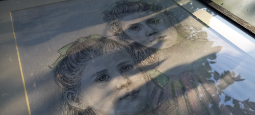 Porträt zweier kleiner Mädchen/graue Bleistiftzeichnung