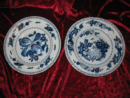 Coppia di piatti ombelicali in terracotta di Delft, XVIII secolo, decorazione floreale in blu