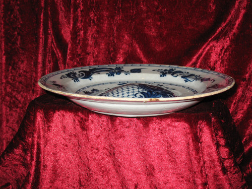 Coppia di piatti ombelicali in terracotta di Delft, XVIII secolo, decorazione floreale in blu