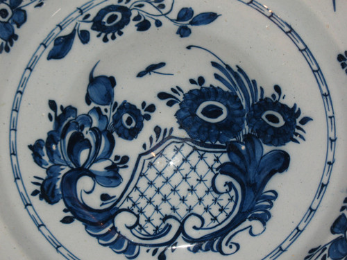 Coppia di piatti ombelicali in terracotta di Delft, XVIII secolo, decorazione floreale in blu