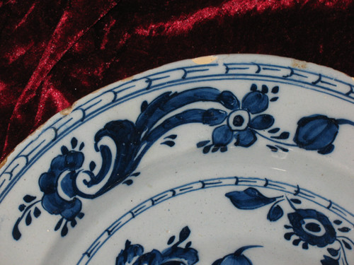 Coppia di piatti ombelicali in terracotta di Delft, XVIII secolo, decorazione floreale in blu