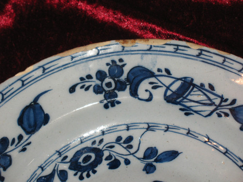 Coppia di piatti ombelicali in terracotta di Delft, XVIII secolo, decorazione floreale in blu