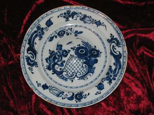 Coppia di piatti ombelicali in terracotta di Delft, XVIII secolo, decorazione floreale in blu