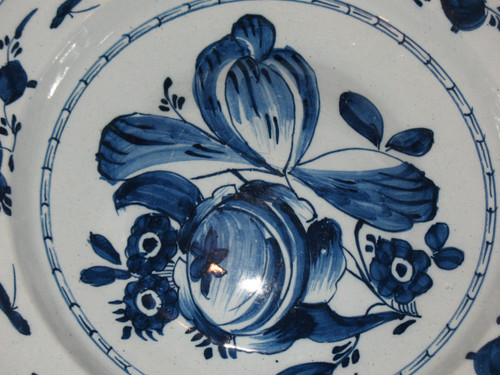 Coppia di piatti ombelicali in terracotta di Delft, XVIII secolo, decorazione floreale in blu