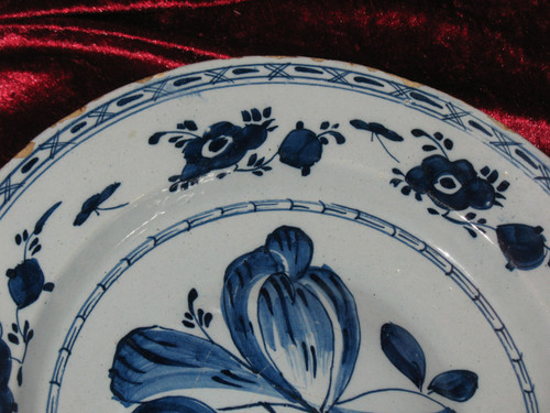 Coppia di piatti ombelicali in terracotta di Delft, XVIII secolo, decorazione floreale in blu