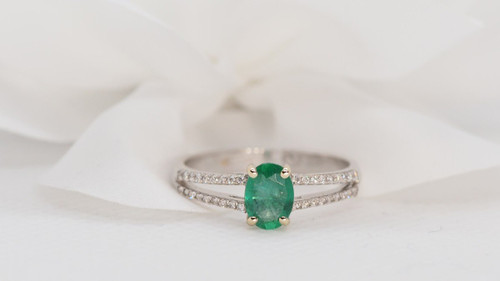 Anello In Oro Bianco, Smeraldo Ovale E Diamanti