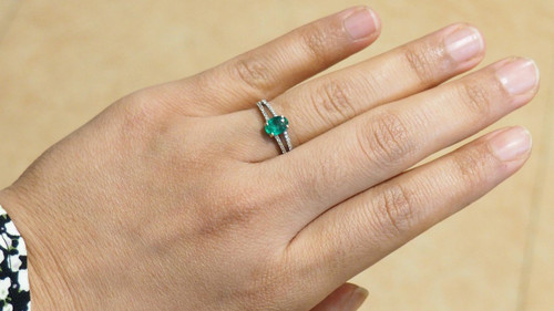Anello In Oro Bianco, Smeraldo Ovale E Diamanti