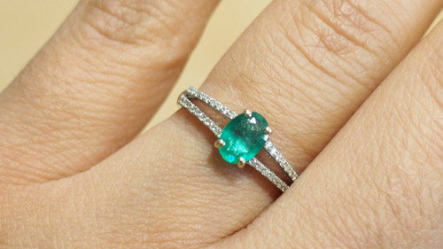 Anello In Oro Bianco, Smeraldo Ovale E Diamanti