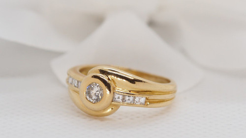 Anello In Oro Giallo E Diamanti