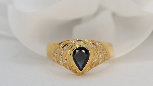Bague En Or Jaune Sertie d'Un Saphir En Poire Et Diamants