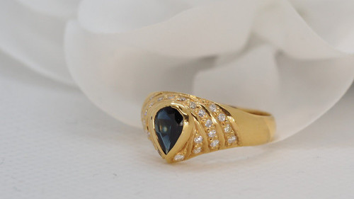 Bague En Or Jaune Sertie d'Un Saphir En Poire Et Diamants