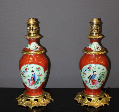Coppia Di Lampade In Porcellana Con Decoro Cinese E Montatura In Bronzo Dorato Fine XIX