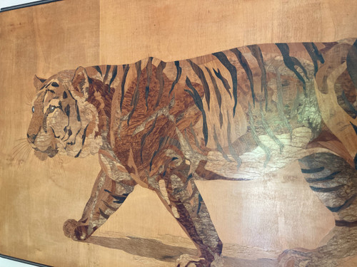 Grande pannello intarsiato in legno esotico, Tigre del Benghale, firmato Rosenau, circa 1930