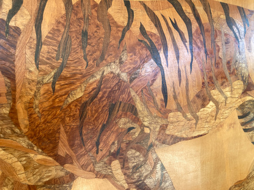 Grande pannello intarsiato in legno esotico, Tigre del Benghale, firmato Rosenau, circa 1930