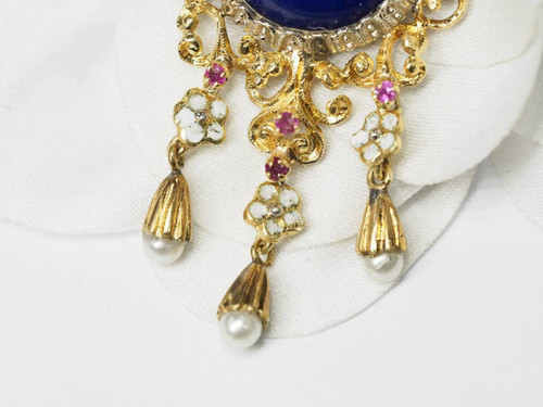 Broche pendentif en or jaune, rubis et perles