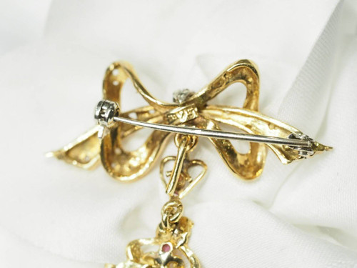 Broche pendentif en or jaune, rubis et perles