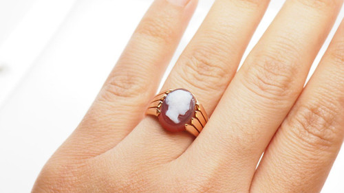 Anello Chevalière con cammeo in oro rosa anni '50