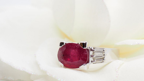 Anello in oro bianco con rubini e diamanti