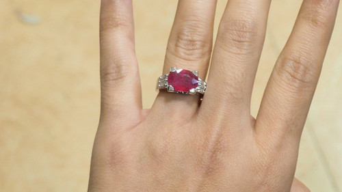 Anello in oro bianco con rubini e diamanti