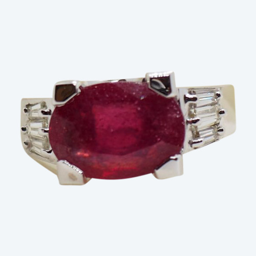 Anello in oro bianco con rubini e diamanti