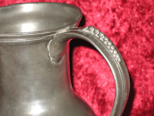 Pot à eau en étain de forme balustre anse chenille époque début 18ème