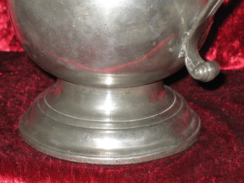 Pot à eau en étain de forme balustre anse chenille époque début 18ème