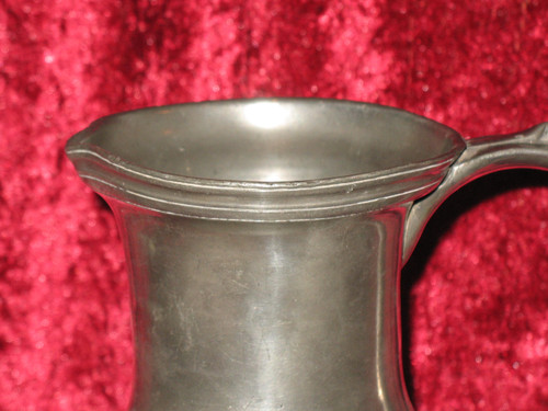 Pot à eau en étain de forme balustre anse chenille époque début 18ème