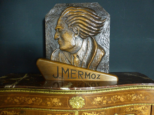 Geschnitzte Tafel mit dem Bildnis von Mermoz